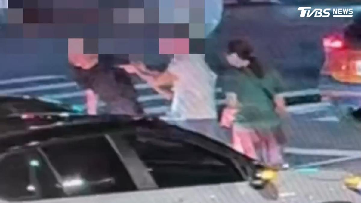 疑因未保持安全距離 2車違停大度路上爆衝突