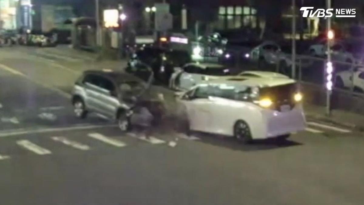 土城Tiguan逆撞Alphard 警破窗送醫4人