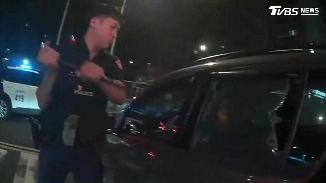 鄒男駕駛之休旅車車門變形無法開啟,現場員警為搶救時間,使用警棍打破車窗開啟車門。(圖/TVBS)