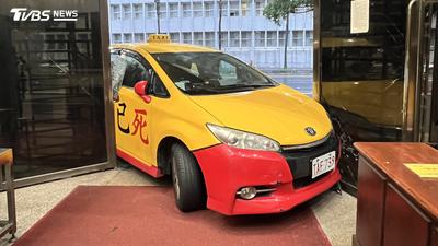 計程車撞北檢大門!運將不滿3案判決 車身噴「司法已死」