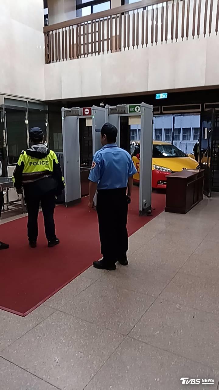 計程車撞進北檢大門,車身兩側分別印有「司法已死」及「官逼民反」等字樣。(圖/TVBS)