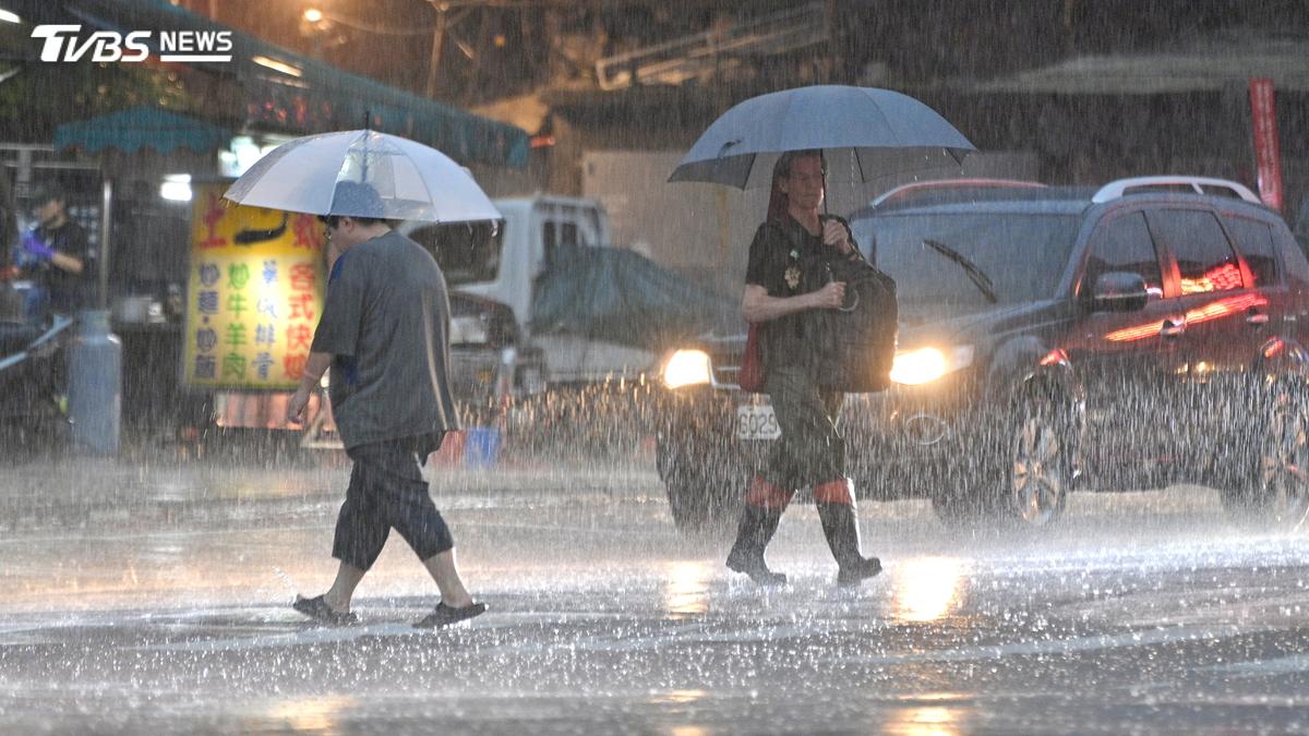 快訊/撐傘照濕!沙德爾雨彈狂炸 北北基6縣市大雨特報