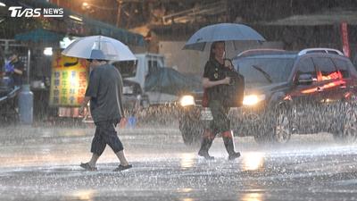 快訊/撐傘照濕!沙德爾雨彈狂炸 北北基6縣市大雨特報