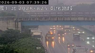 快訊/上班注意!國1北彰化段貨車、聯結車追撞 占外路肩
