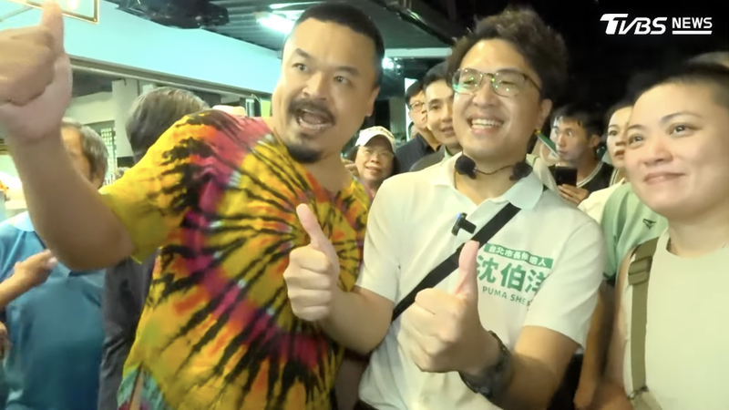 沈伯洋2日晚間掃街時,一名男子假意合照卻突喊8字挑釁。(圖/共訊畫面)