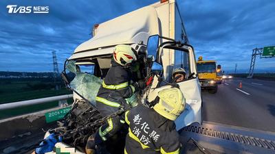國3快官段大貨車追撞!車頭扭成廢鐵 後車駕駛遭夾困車內滿身血