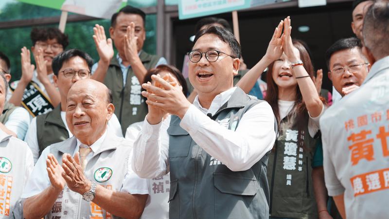 民進黨桃園市長參選人黃世杰2日與黨內議員參選人共同完成登記。(圖/黃世杰競辦提供)