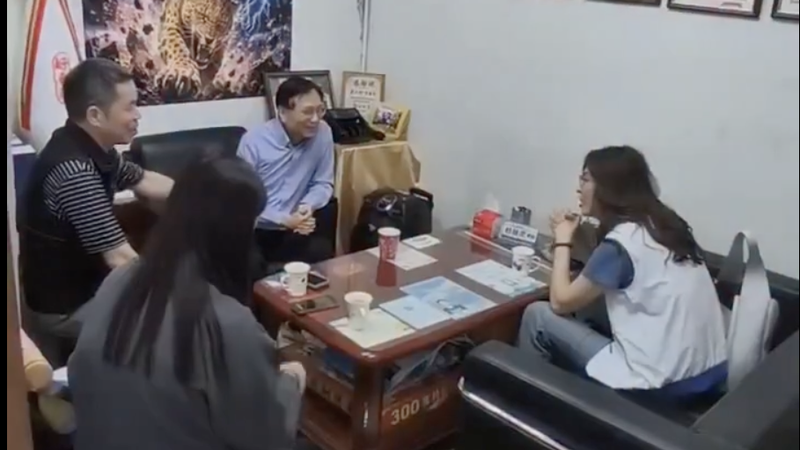 國民黨主席鄭麗文登送上政黨推薦書給村長。(圖/翻攝詹江村臉書)