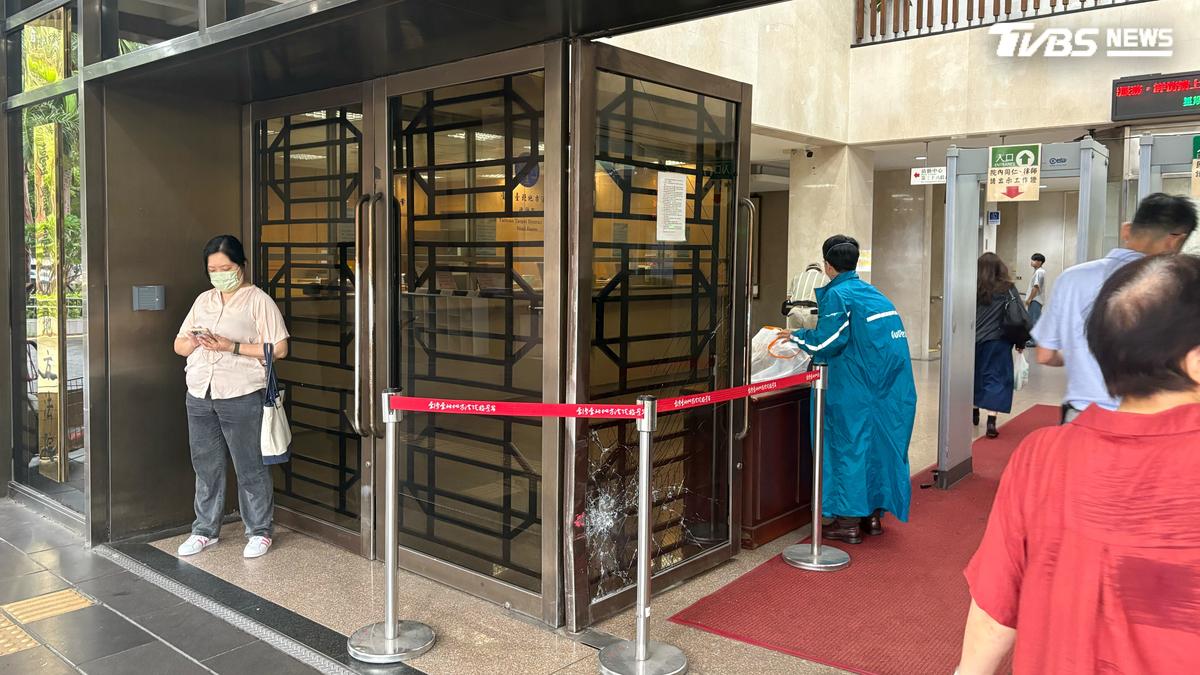 大門被撞爆「蜘蛛網裂」 台北地檢署:嚴正譴責暴力
