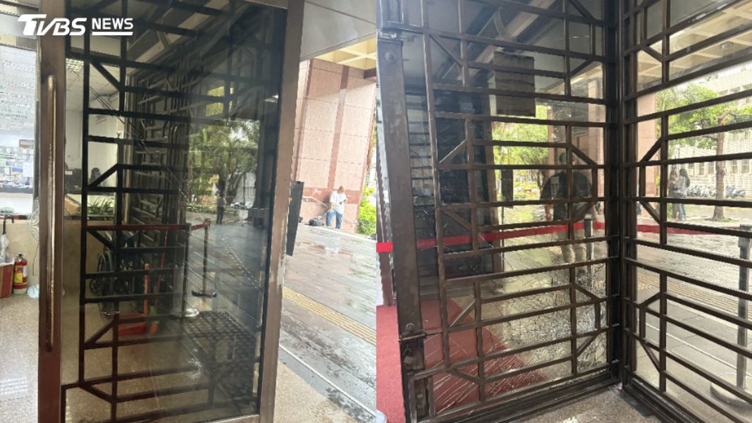 台北地檢署與台北地院共同的大門玻璃已被撞成蜘蛛網裂。(圖/潘千詩攝)