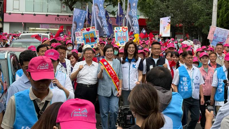 尬!鄭麗文陪徐欣瑩登記 前縣長開罵:新竹若敗選最大戰犯就是妳