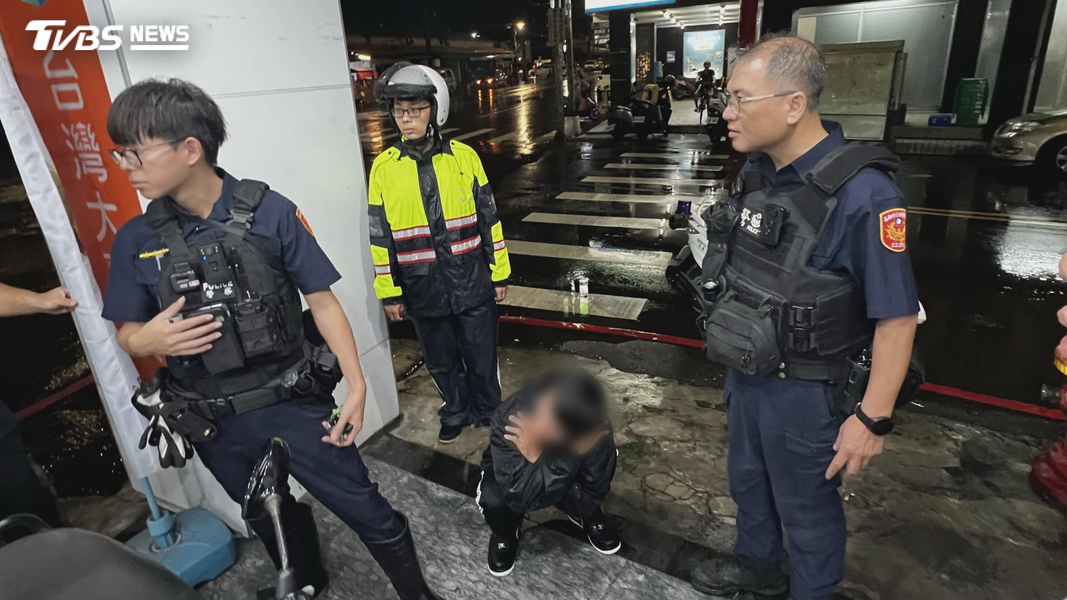 員警到場時,男子竟還試圖逃跑,但隨即被攔截制伏,好幾名員警將他團團包圍(圖/翻攝Threads@eddie._.0725)