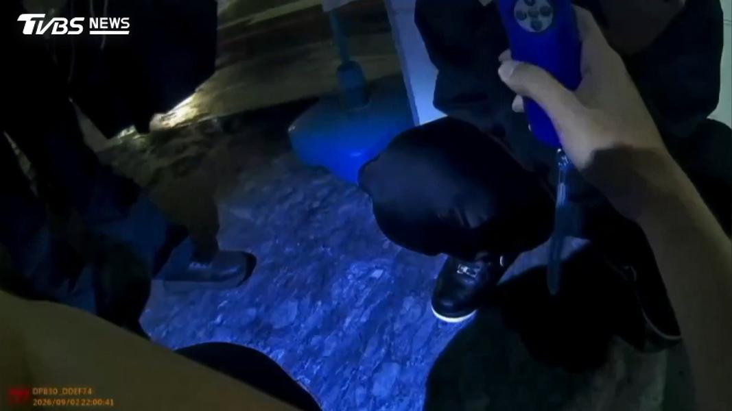 洪姓男子在酒測過程中一度大吼大叫,但在與員警攀談時,竟酒後吐真言,自己坦承有酒駕行為,當場遭到上銬逮捕(圖/TVBS)