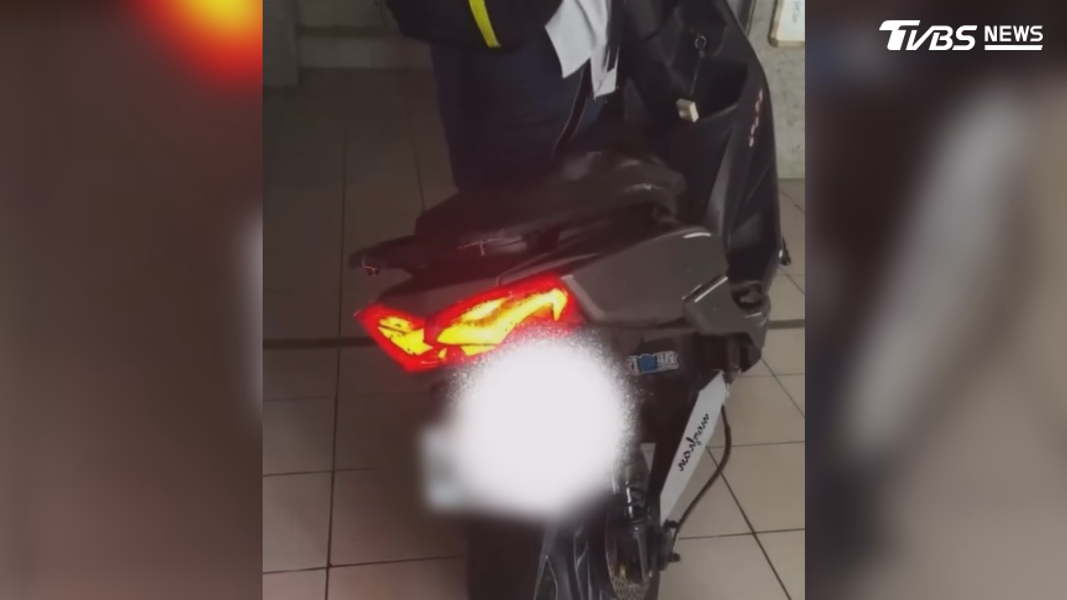 學生事後解釋,當時車子壞了,想插電測試狀況,但是影片曝光後,警方發現微型電動機車懸掛他人車牌,得吃上一張最高3600元以下的罰鍰(圖/翻攝Threads@junyihuang1991)
