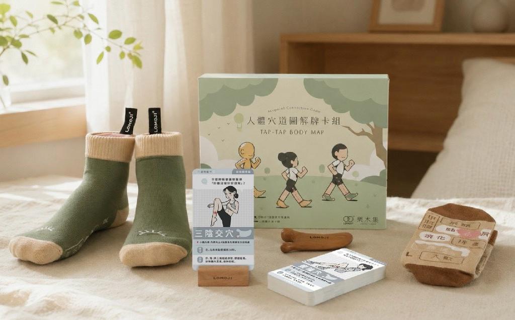 《人體穴道圖解牌卡組》,集結穴道圖解牌卡,並搭配 MIT 穴道襪、經絡刮痧按摩板等工具,讓穴位保養更容易融入日常。/圖片來源:業者提供