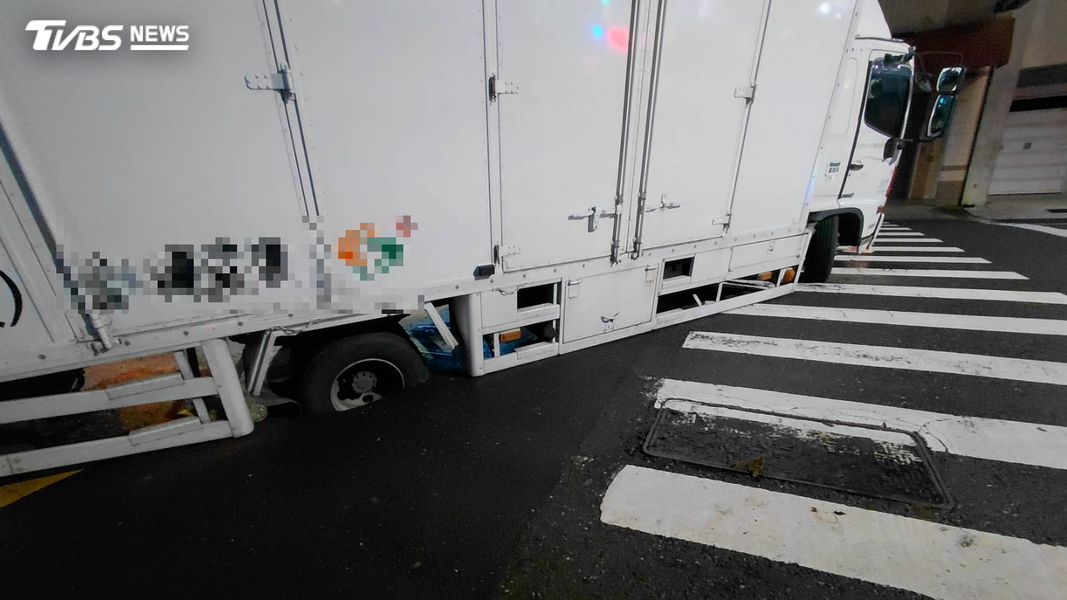 台南一輛貨車才準備迴轉,車身突然傾斜,其中一個輪胎被柏油路吞沒陷落(圖/TVBS)