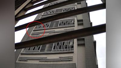 住戶狂扔瓶罐!「裝滿液體」砸落 騎士嚇壞急煞險摔車