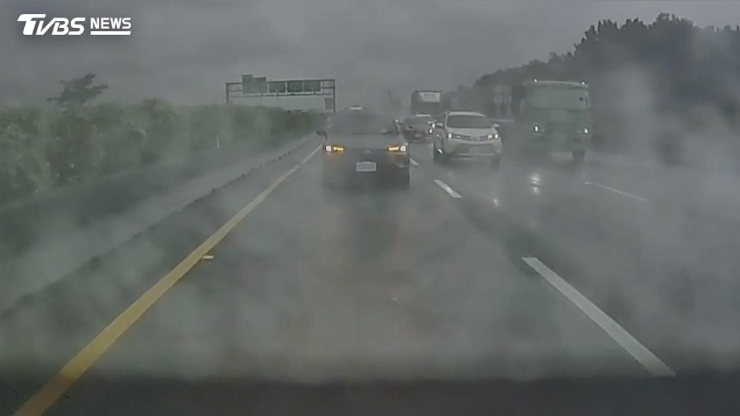 國道遇到大雨不少駕駛人,都會開啟雙黃燈,來提醒後方車輛注意,警方表示雖不會開罰,但最好的方式,其實是同時開啟大燈及前後霧燈最安全(圖/TVBS)