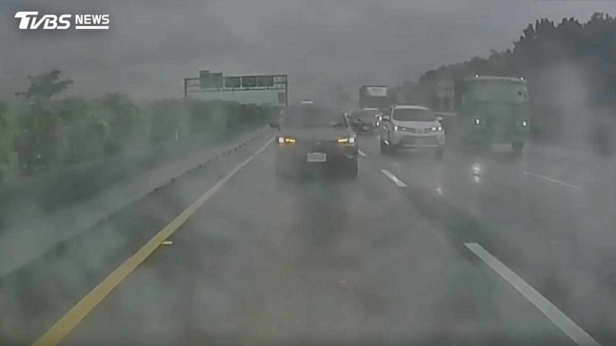 國道大雨開雙黃燈?警曝「正確燈光」