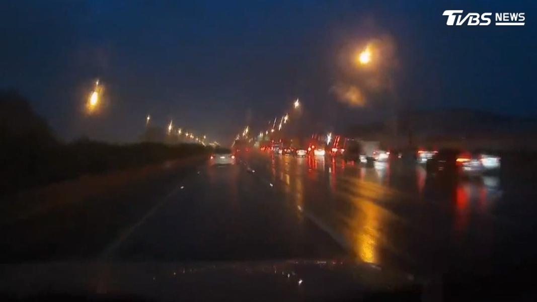 雨天開啟雙黃燈會影響後車判斷前車是否要變換車道,造成行車安全疑慮(圖/TVBS)