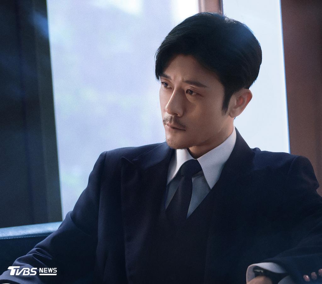 林雨申在《女神蒙上眼》中化身成熟沉穩的「叔系戀人」康俊。(圖/TVBS)