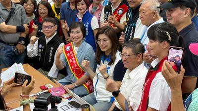 鄭麗文助選徐欣瑩口誤「藍白對決」 楊文科急喊:藍白還是好朋友