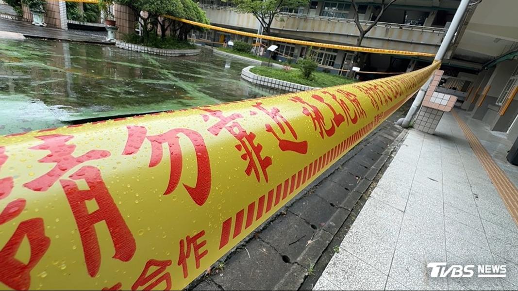 施工建築地面有裝設封鎖線以及安全告示牌。(圖/TVBS)