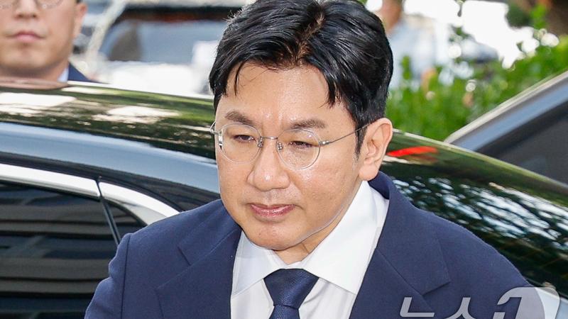房時爀去年9月前往位於麻浦區的首爾警察廳金融犯罪搜查隊接受調查。(圖/news1提供)