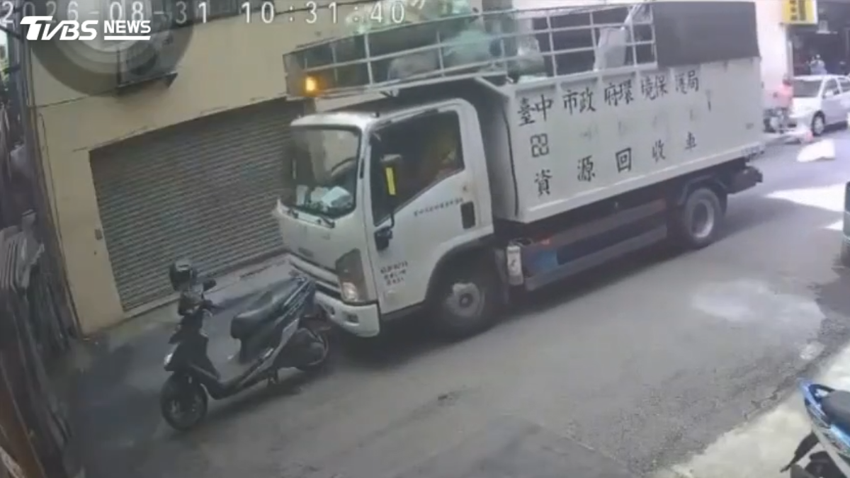 台中回收車「自己往前滑」 機車挨撞對折成V型