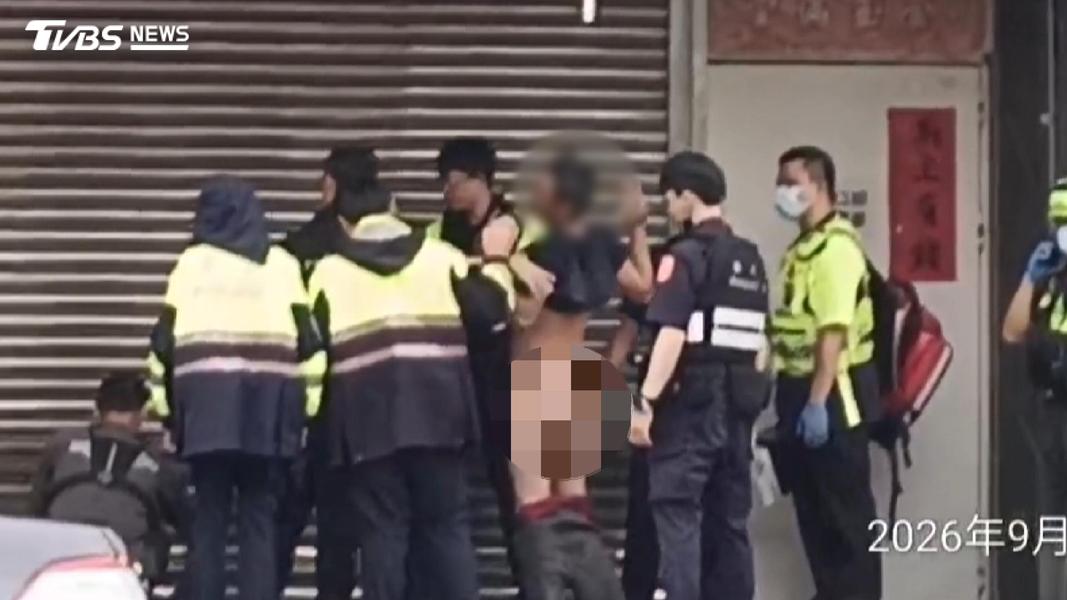 醉男躺轉運站外稱「身上有槍」!警包圍查 下秒他突當街脫2褲自證。(圖/TVBS)