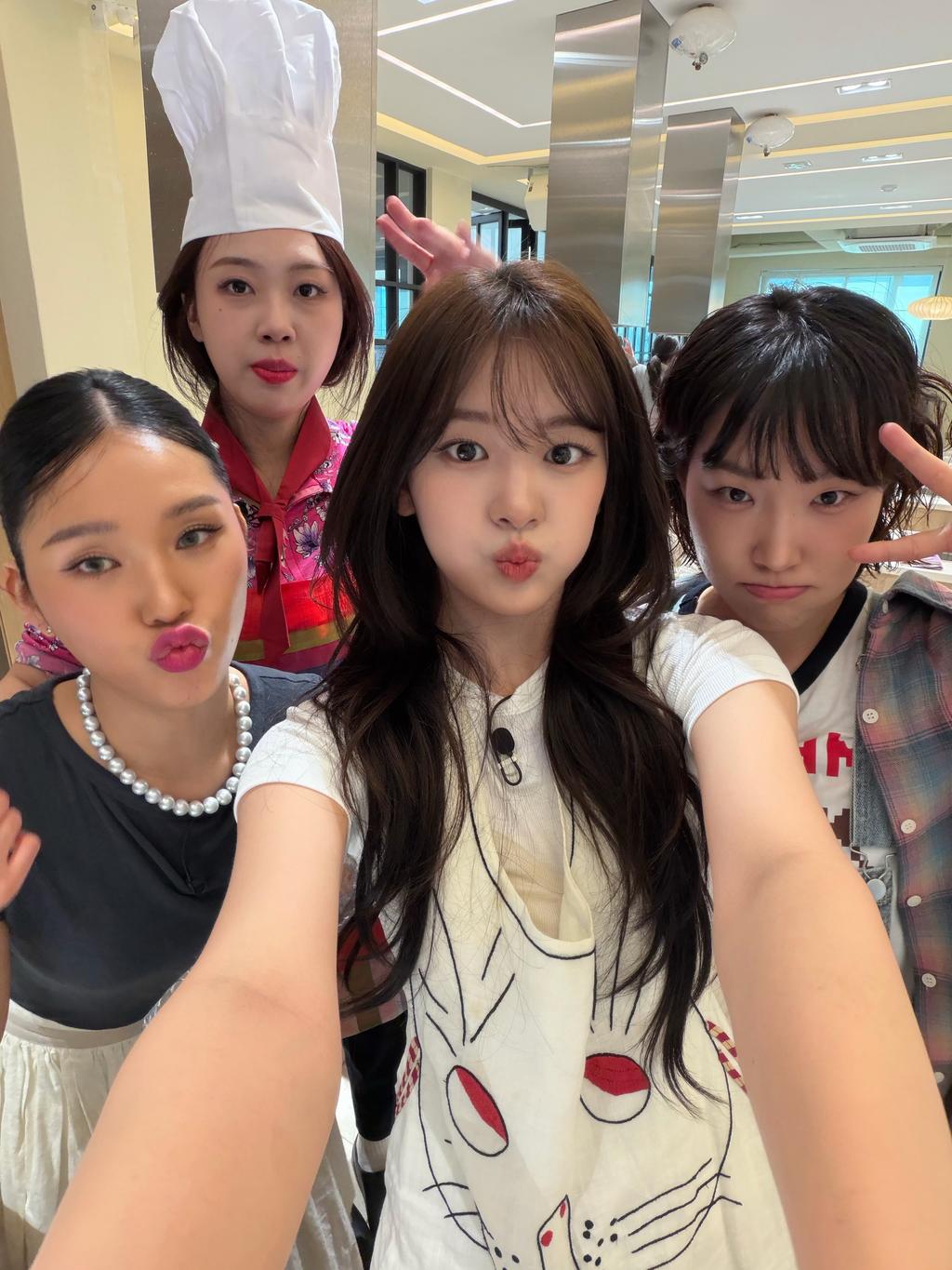 李恩智（左起）、MIMI、安兪真、李泳知在《宇宙年糕店》忙到天昏地暗。（圖／翻攝自安兪真IG）