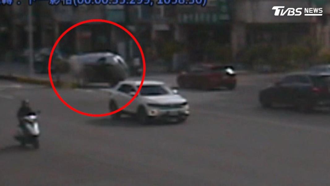 「幾乎快睡著」28歲男載妻小自撞翻車!5歲女兒同車 4人輕傷。(圖/TVBS)