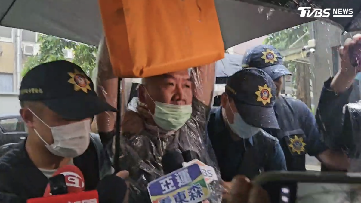 開「司法已死」計程車撞北檢大門 司機移送大雨中狂吼
