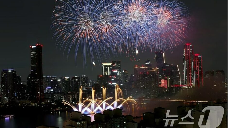 2026首爾世界煙火節9月5日盛大登場,漢江沿岸的頂級飯店隨即掀起搶房大戰!(圖/翻攝自Korea Wave)