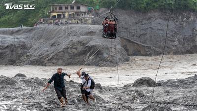 尼泊爾洪災逾週橋斷!村民「溜索渡河」 46工人困隧道有望生還
