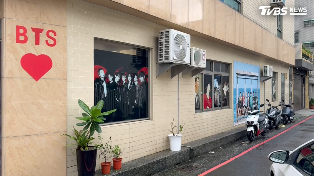 落地窗及窗戶被貼滿海報,外牆更有大圖輸出,被粉絲取名為「防彈路」(圖/TVBS)