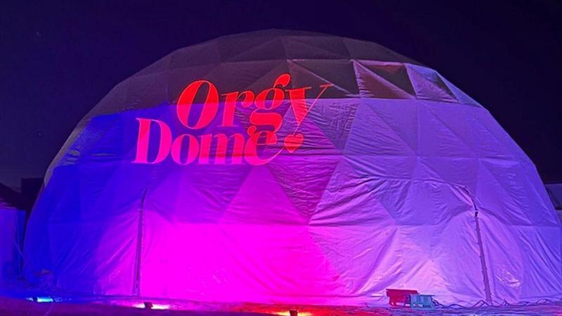 美國火人祭(Burning Man)中極具話題性的「性愛帳篷」(Orgy Dome)。(圖/翻攝自Facebook@Mirror US)