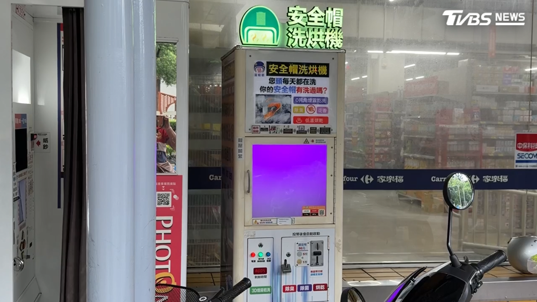 有人使用「投幣式安全帽洗烘機」,以噴霧方式乾洗,接著透過紫外線殺菌除臭,民眾反映效果不如預期(圖/TVBS)