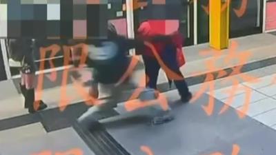 獨家/24歲女等車遭偷拍!狼男「手機伸裙底」 正義民眾衝上前逮人