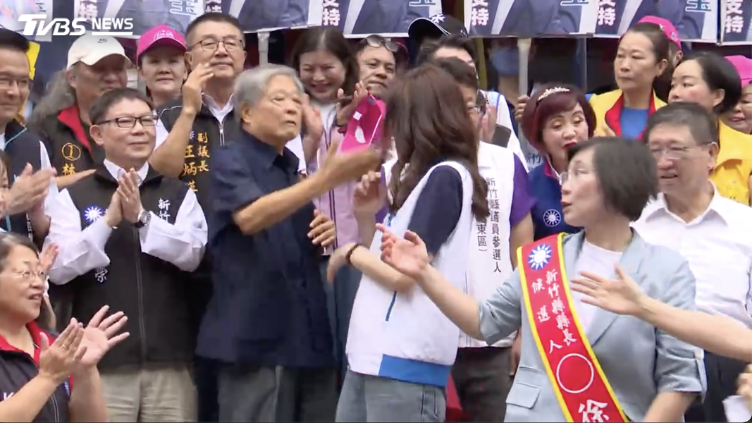 新竹縣前縣長范振宗作勢賞國民黨主席鄭麗文巴掌。(圖/TVBS)