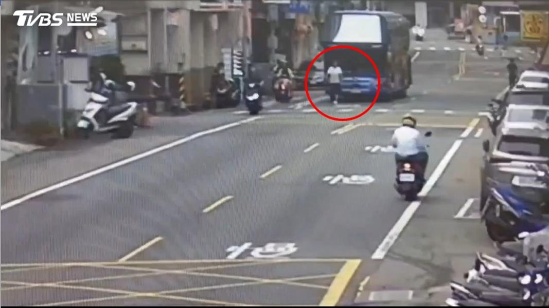 白衣男兩度刻意擋遊覽車。(圖/TVBS)
