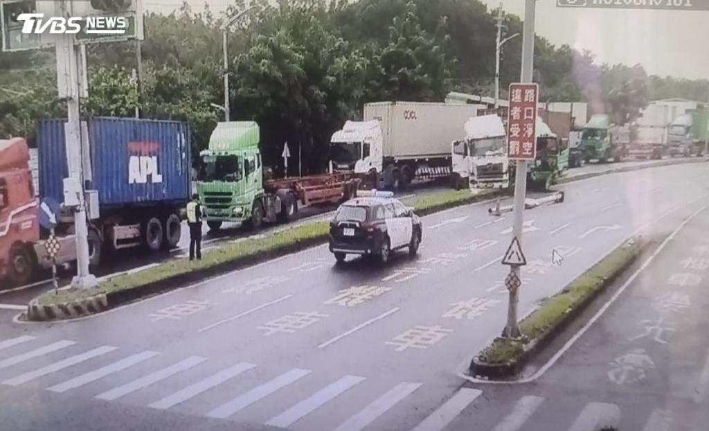 所幸周姓駕駛傷勢輕微，事發後仍能自行下車查看車況，然而這起事故也一度造成該路段車輛回堵。（圖／TVBS）