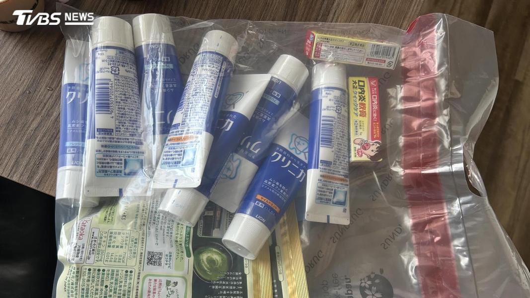 有民眾分享在大阪藥妝店購買8條牙膏,卻被多刷了45條。(圖/TVBS)