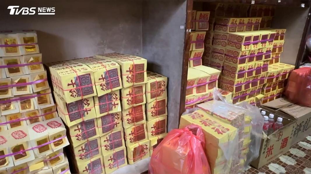 四方金即為南部地區拜拜使用的九金,屬於祭祀用品,小編卻在他人貼文下將禮品與祭品混為一談。(圖/TVBS)