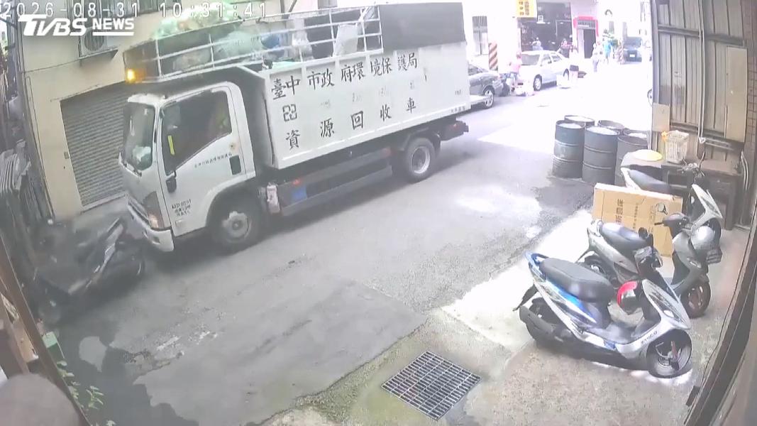 台中回收車沒煞住撞2車!機車慘遭「折甘蔗」。(圖/TVBS)