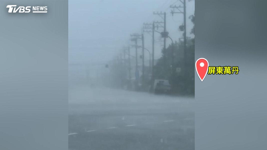 高屏地區連日大雨不斷,被網友戲稱為「現代版亞特蘭提斯」,下午再度降下大雷雨,各地出現狂風暴雨。(圖/TVBS)