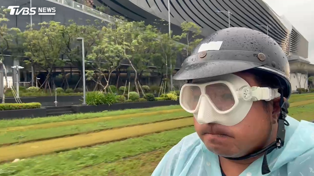 有機車騎士被連日大雨淋怕了,因為雨水不斷打進眼睛裡相當疼痛,乾脆直接戴上蛙鏡騎車上路。(圖/TVBS)