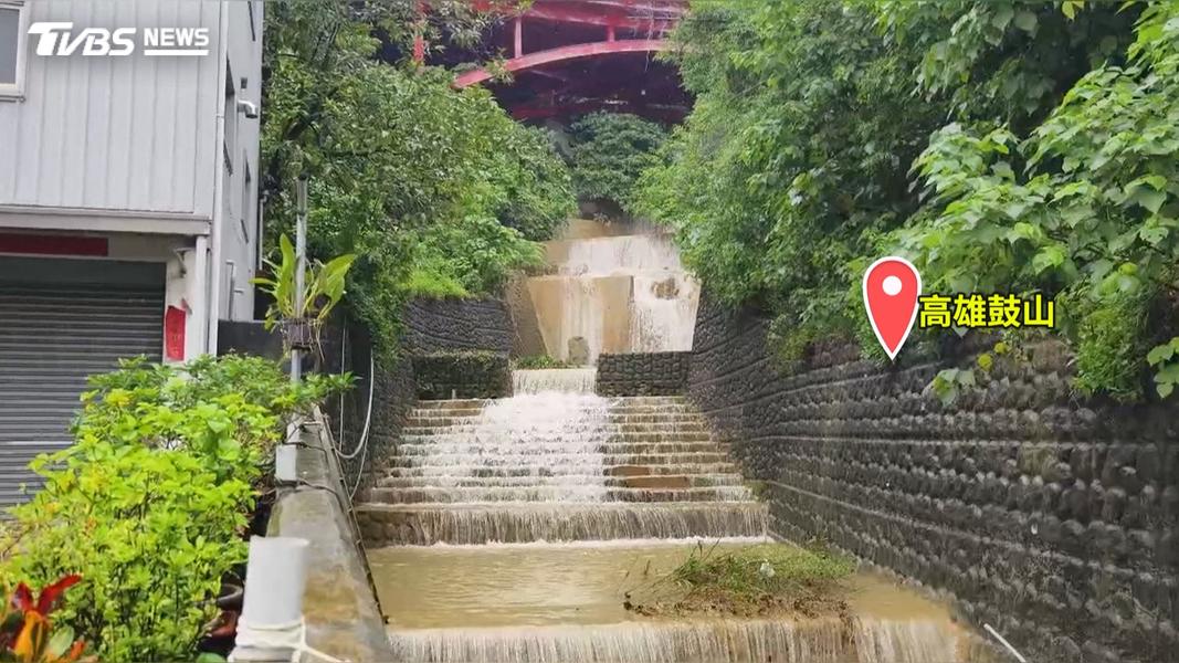 高雄鼓山區的柴山萬壽橋,原本乾涸的階梯出現大量水流,瞬間變成瀑布景觀。(圖/TVBS)