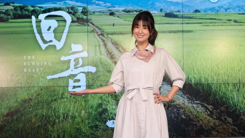 懷孕的朱芷瑩散發幸福氛圍。(圖/大愛提供)
