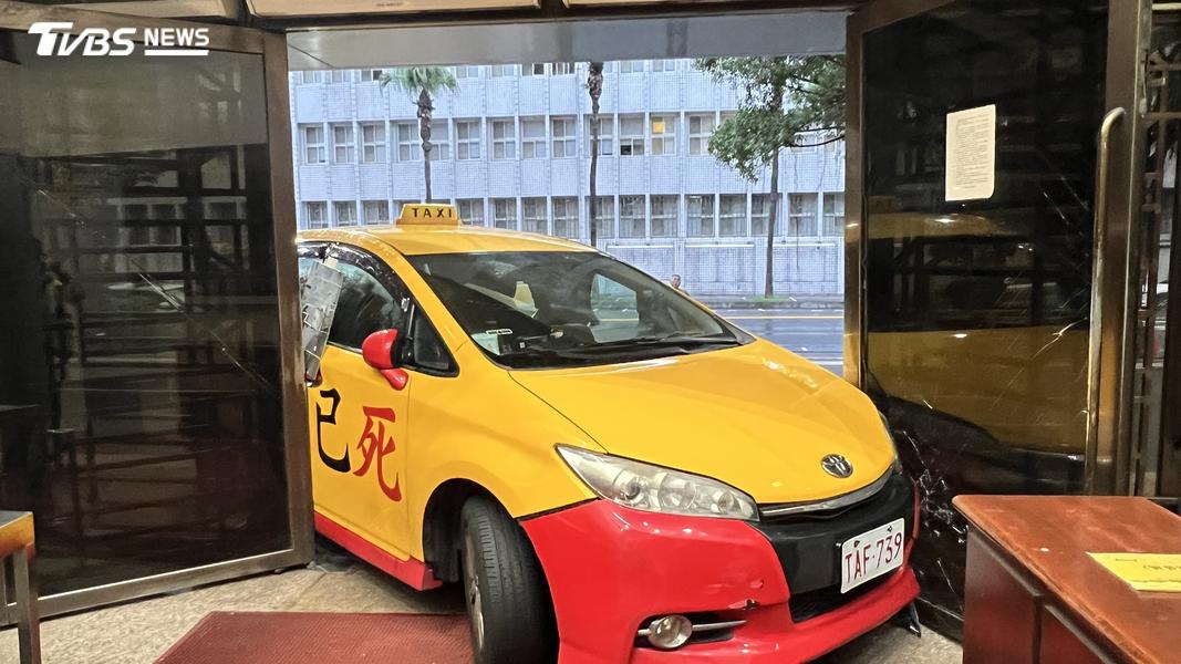 計程車撞進北檢大門。(圖/TVBS)